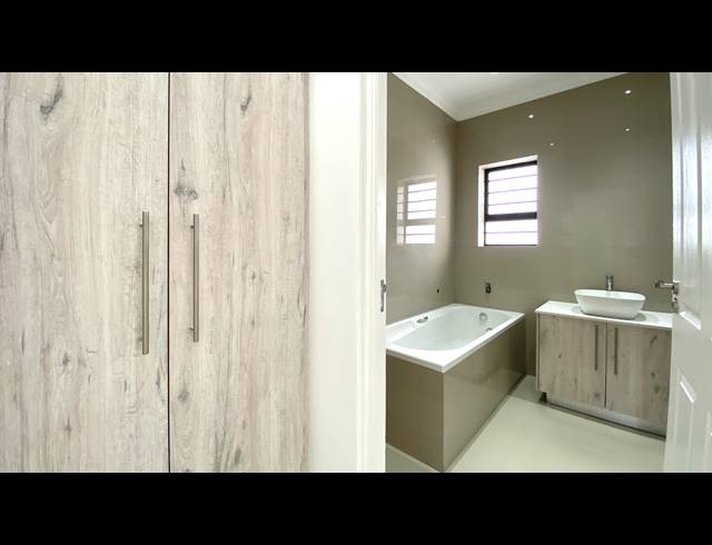 4 BEDROOM HOUSE FOR SALE IN BRITANNIA BAY